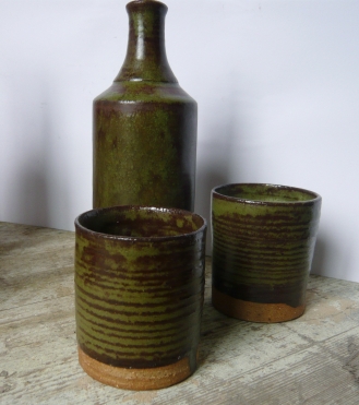 Bouteille et gobelets verts