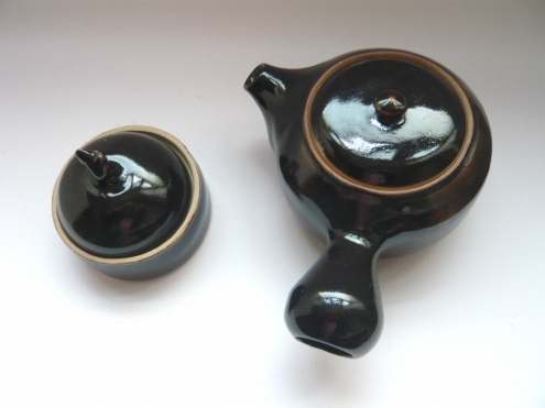 Théière-kyusu-et-boîte-tenmoku (vue du dessus)