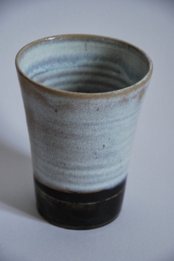 Gobelet blanc, pied noir